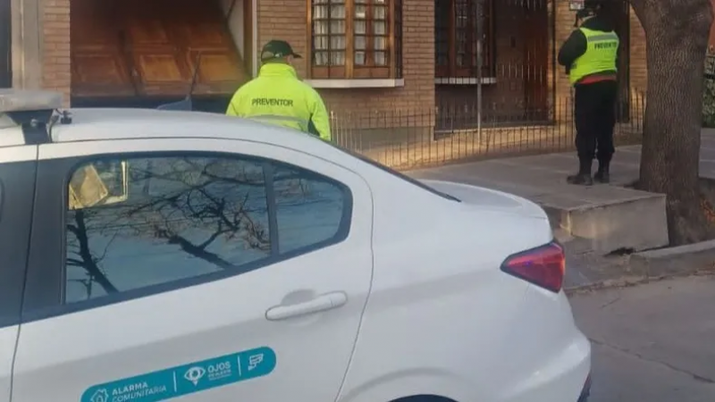 Dos delincuentes fueron arrestados mientras robaban en una vivienda de la Sexta Sección